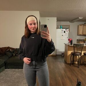 Women’s Medium Cropped Black Nike Sweatshirt